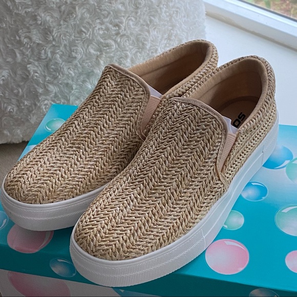 Woman’s Slip On Sneaker By SODA TOPSHOE Size 7 NWT - Picture 4 of 10